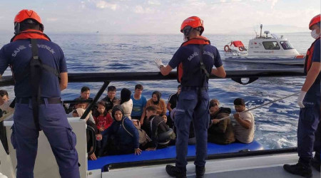 İzmir açıklarında 59 düzensiz göçmen kurtarıldı, 39 göçmen yakalandı