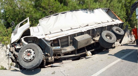 İzmir'de freni boşalan kamyon devrildi