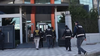 İzmir'de nitelikli dolandırıcılık iddiasıyla 20 zanlı yakalandı