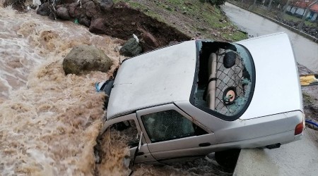 zmir'de park halindeki ara sel sularna teslim oldu