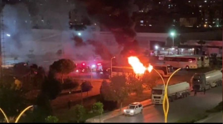 İzmir'de servis otobüsü alev alev yandı