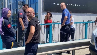 İzmit'te köprüye çıkan genç kızı polis ikna etti