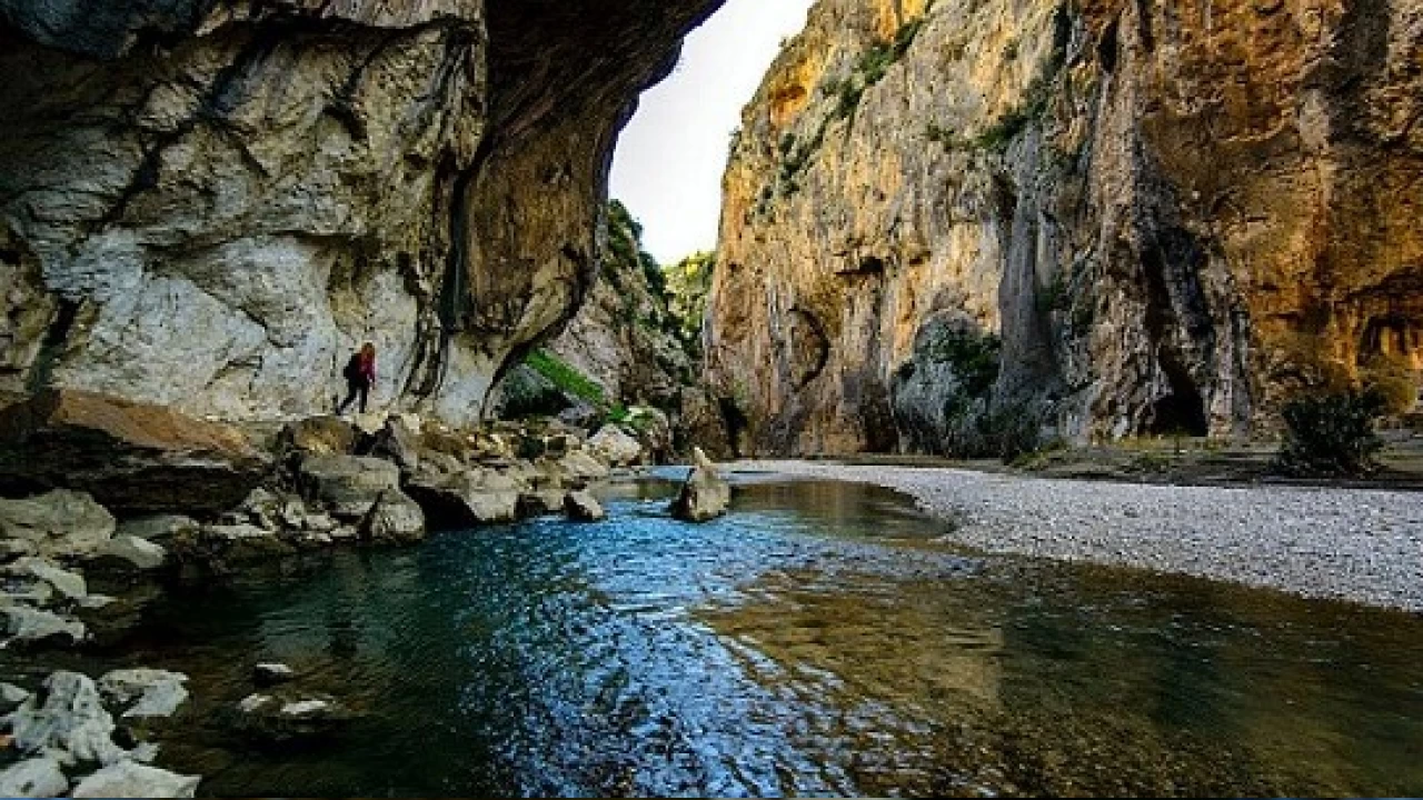 Karaisal: Tarihin ve doann i ie getii bir ile