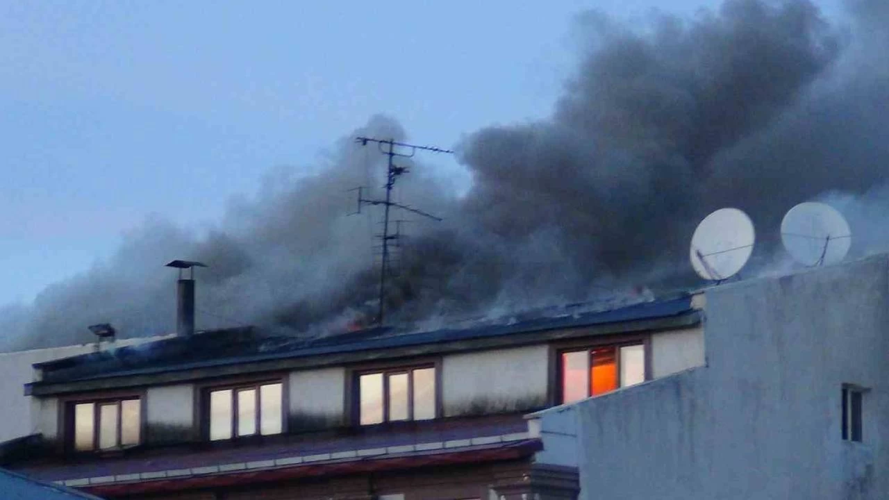 Kars'ta 4 katlı otelde yangın
