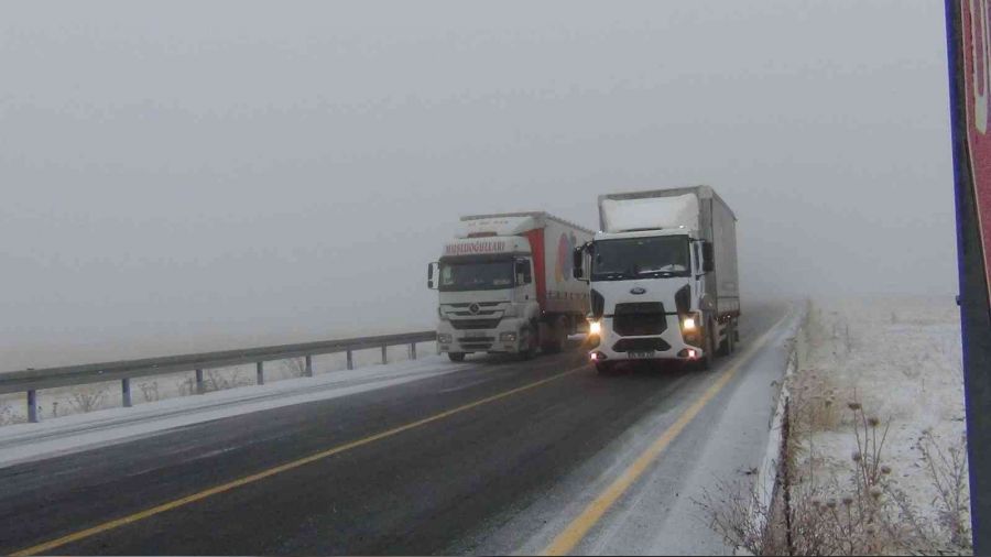 Kars'ta tırlar yolda mahsur kaldı