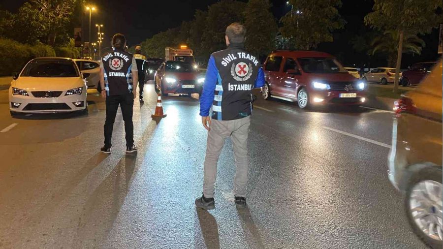 Kartal sahil yolundaki trafik denetiminde sürücülere ceza yağdı