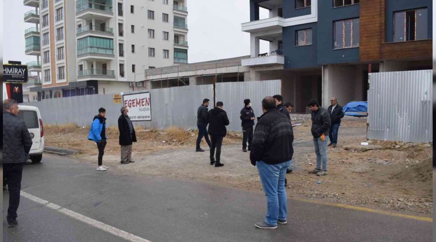 Kavgayı ayırdı, pompalı tüfekle vuruldu