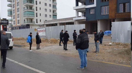 Kavgayı ayırdı, pompalı tüfekle vuruldu