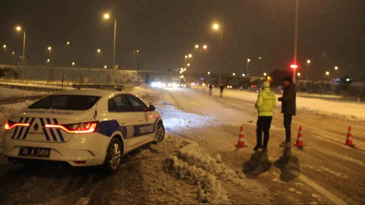 Kayseri-Malatya karayolu 8 saattir ulama kapal