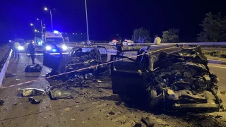 Kayseri'de iki otomobilin kart kazada 2 kii ld, 4 kii yaraland