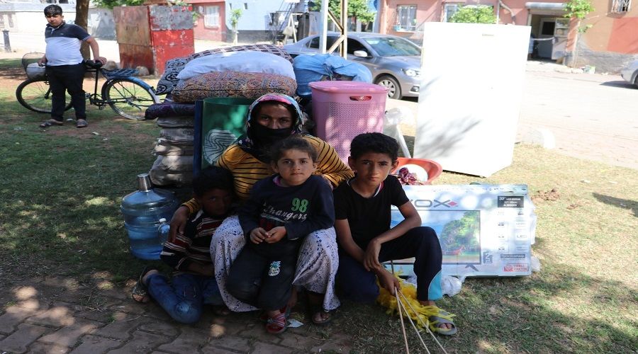 Kirasını ödeyemeyen 4 çocuklu kadın sokağa atıldı