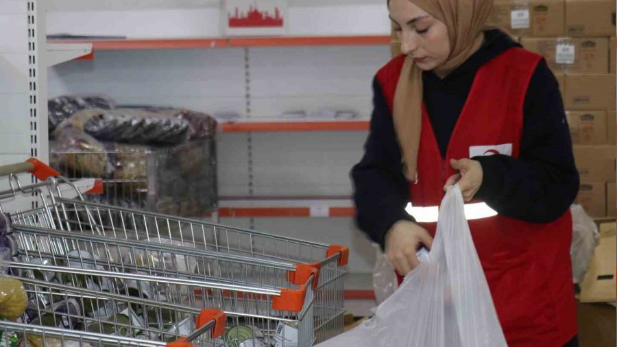 Kzlay, Malatya'da depremzedeler iin sosyal market at