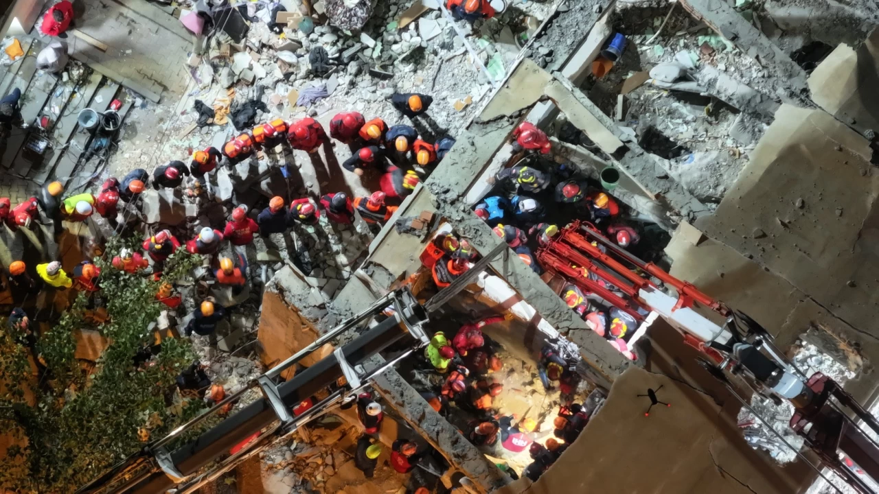 Kocaeli'de çöken binanın enkazında kalan çiftin cansız bedenlerine ulaşıldı