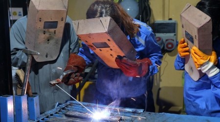 Komek ile kadınlar da kaynakçılık kursunda