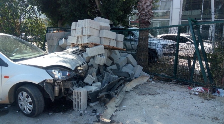 Kontrolden çıkan otomobil üç araca çarptı