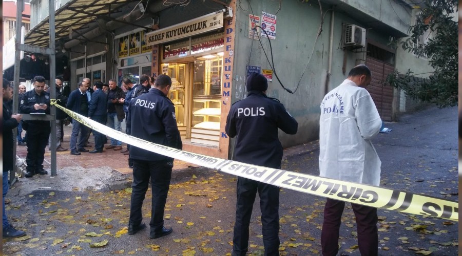 Kuyumcunun kovalamacasında yoldan geçen kadın vuruldu