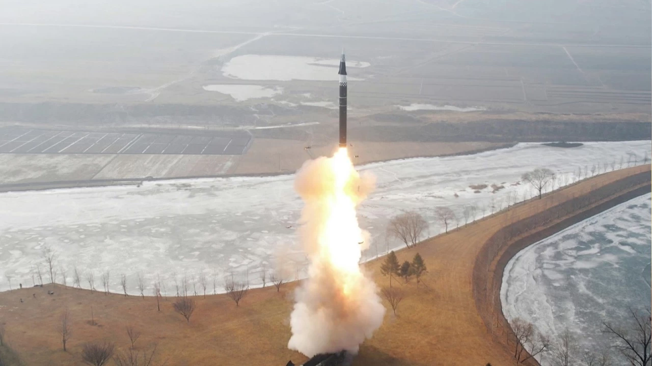 Kuzey Kore, orta menzilli hipersonik balistik füze test ettiğini duyurdu
