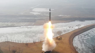 Kuzey Kore, orta menzilli hipersonik balistik füze test ettiğini duyurdu