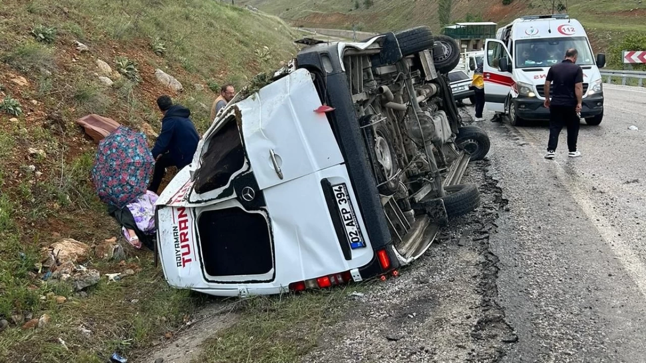 Malatya'da yolcu minibs devrildi: 12 yaral