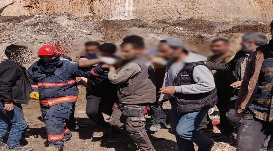 Mardin'de iş makinesinin üzerine kaya düştü