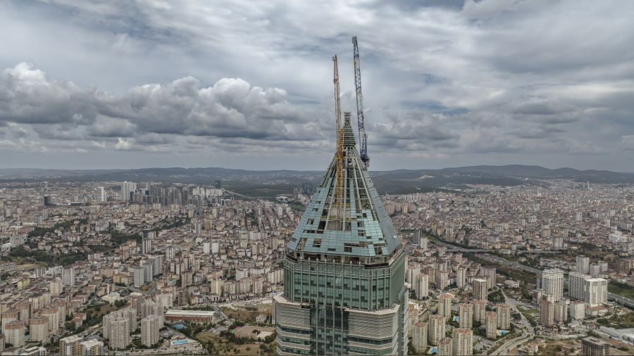 Merkez Bankas'nn 353 metrelik binasnn atsnn montaj daclar tarafndan yaplyor