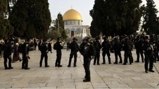 Mescid-i Aksa'da cuma namazına İsrail engeli