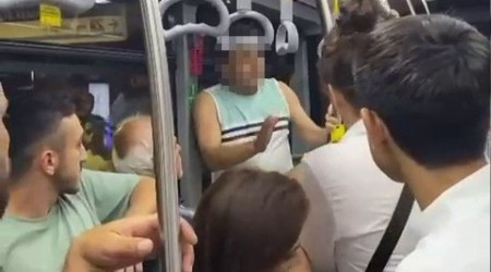 Metrobüste genç kadının fotoğrafını çekerken yakalandı