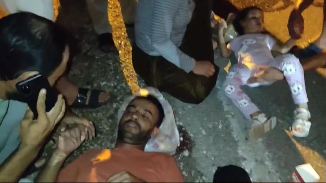 Motosiklet minibüse çarptı: Baba kız yaralandı