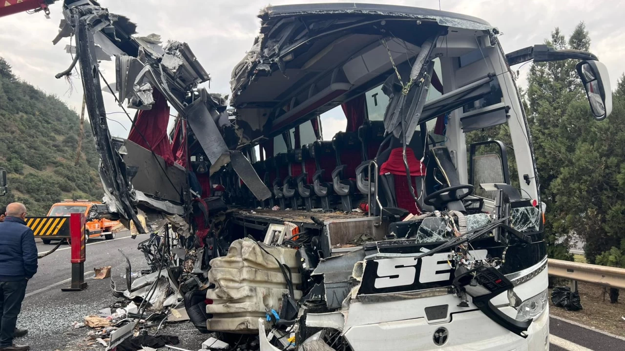 Osmaniye'de yolcu otobüsünün tıra çarptığı kazada 7 kişi öldü, 11 kişi yaralandı