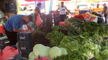 Pazarda çalışırken tezgah arkasında aldığı notlarla kitap çıkardı