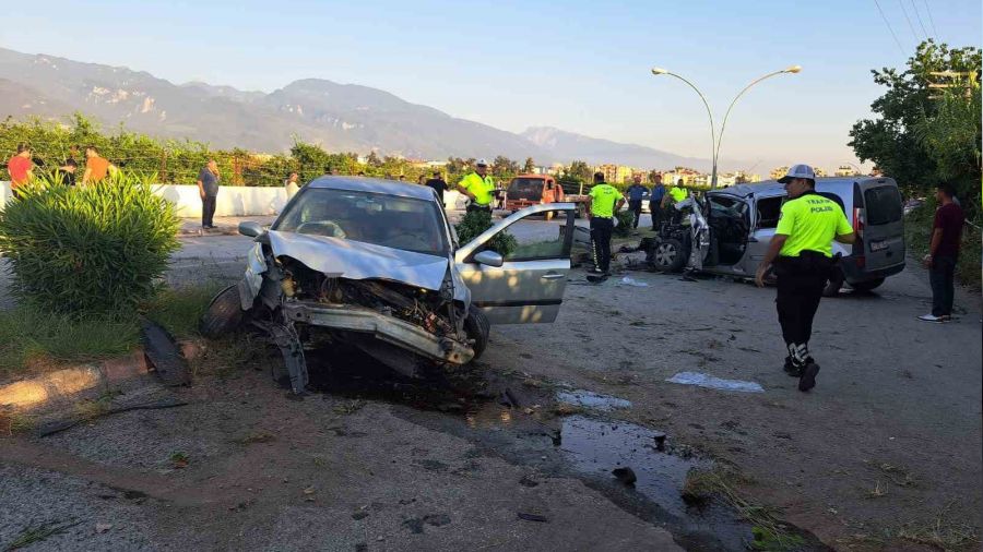 Polis aracıyla otomobil çarpıştı