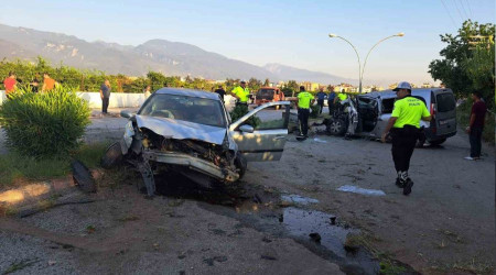 Polis aracıyla otomobil çarpıştı