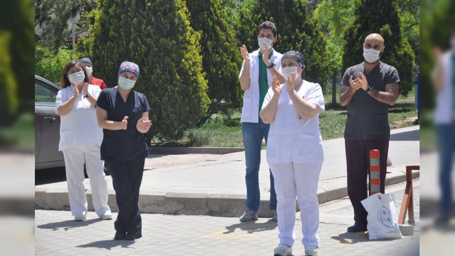 Sağlık emekçilerinin mücadelesi sürüyor