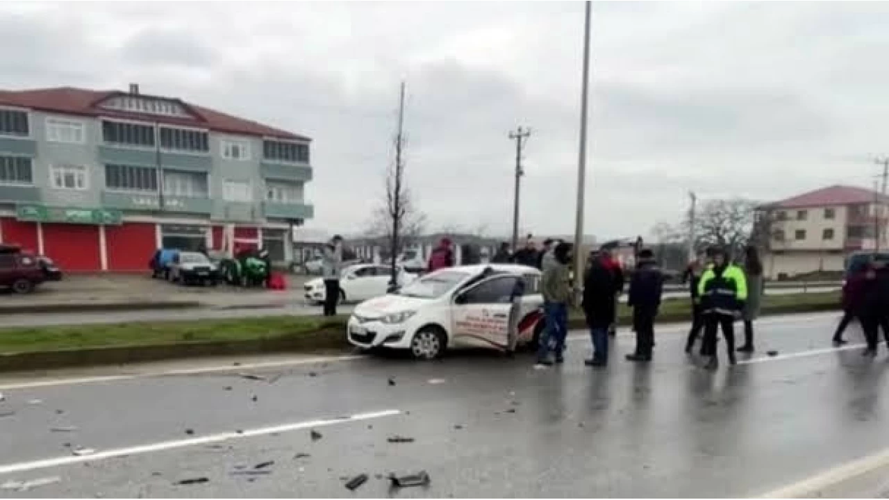 Sakarya'da tr ile src kursu arac arpt: 4 yaral