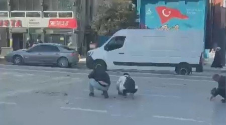 Scooterda poşet yırtılınca paralar yola saçıldı