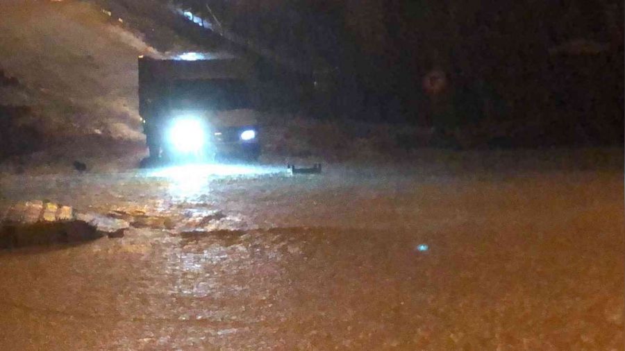 Şiddetli sağanak etkili oluyor