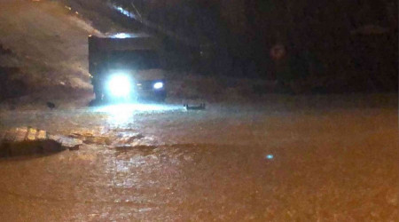 Şiddetli sağanak etkili oluyor