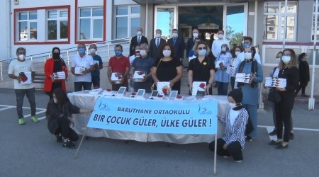 'Sınıf Tam Öğretmenim' kampanyasında 2 bin 500 öğrenciye tablet