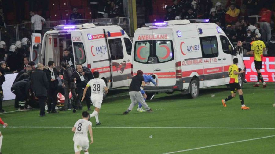 Sis ve işaret fişeğini statta ambulans şoförleri sokmuş