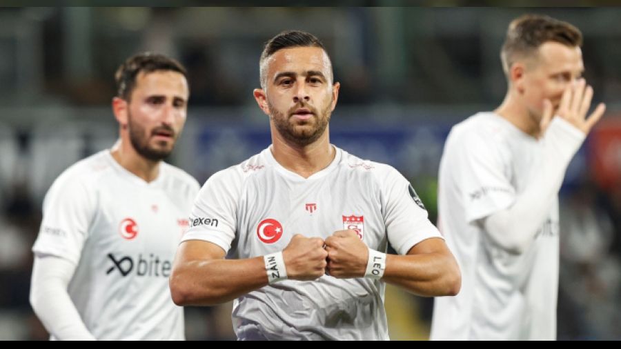 Sivasspor'un ilk galibiyeti şaşalı oldu