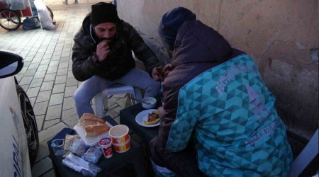 Taksim ve İstiklal esnafı ilk iftarı meydanda yaptı