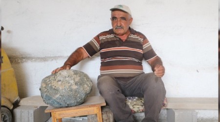 Tarlada bulduğu taşı yatak odasında saklıyor