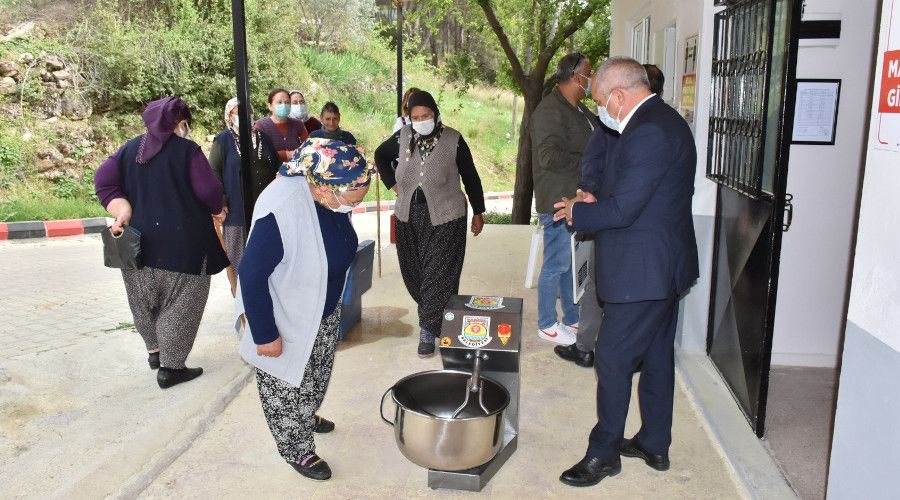Tarsus Belediyesi, köylülere hamur makinası dağıtıyor