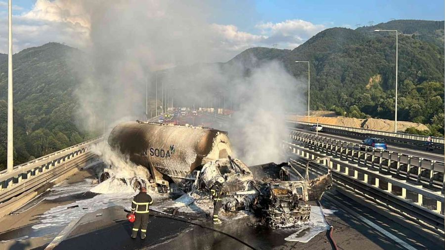 TEM Bolu Dağı'nda 2 tır çarpıştı