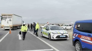 Tır ile otomobil çarpıştı: 2'si bebek 5 yaralı