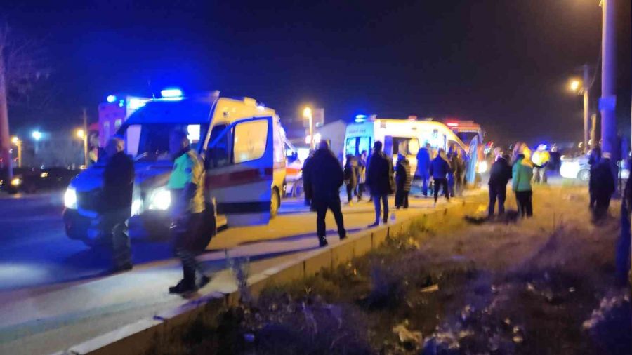Tır ile servis minibüsü çarpıştı; 1 ölü 11 yaralı