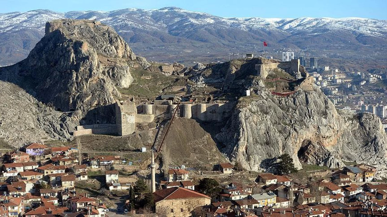 Tokat Kalesi: Tarih ve Kltrn Glgesinde Bir Duru