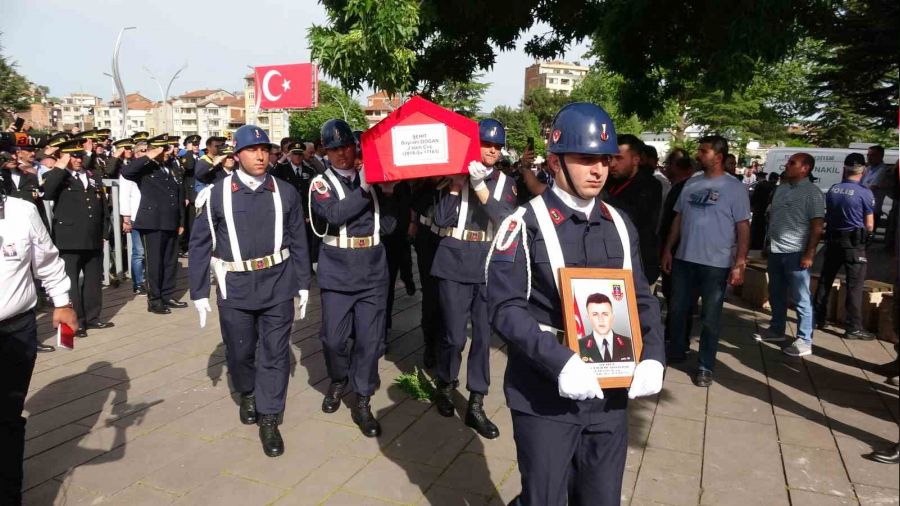 Tokat şehidini son yolculuğuna uğurladı