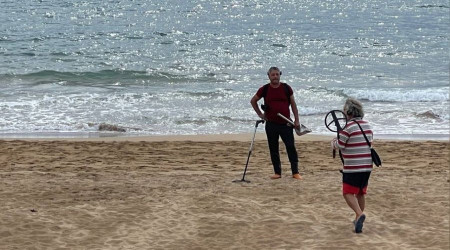 Turistlerin ekildii plaj define avclarna kald