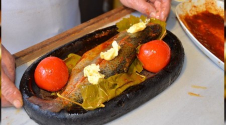 Turistlerin gözdesi asırlık asma yaprağında alabalık